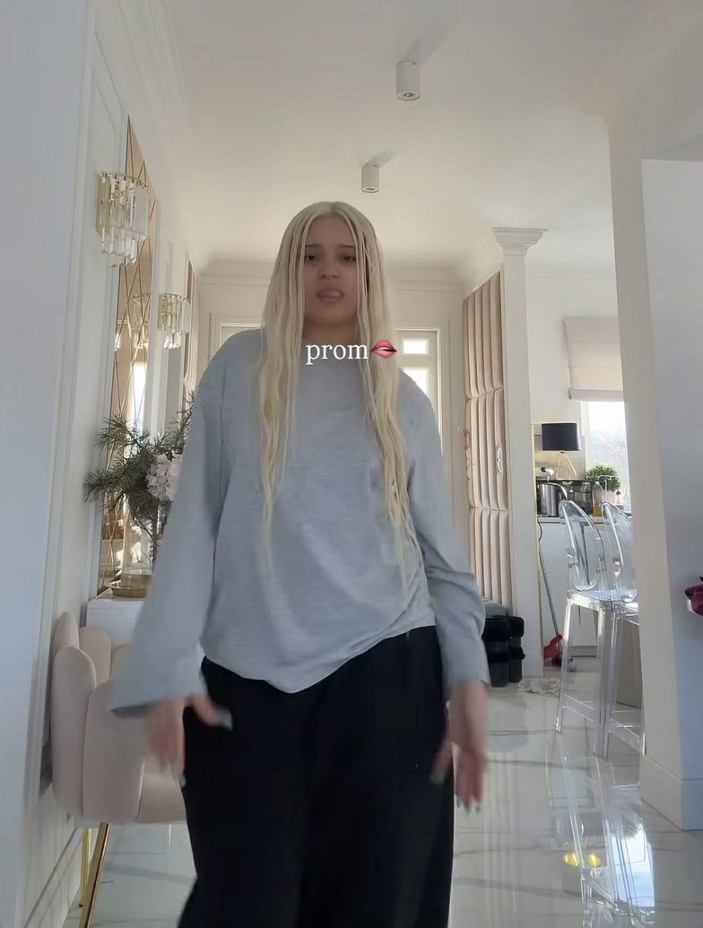 Blondwłosa Sara James pochwaliła się kreacją na studniówkę