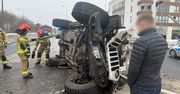 Warszawa: Dachowanie Jeepa. Auto uderzyło w latarnię i sygnalizację