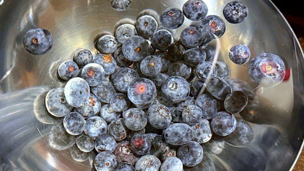 Czy na pewno dobrze myjesz borówki? Sprawdź, zanim znów je zjesz