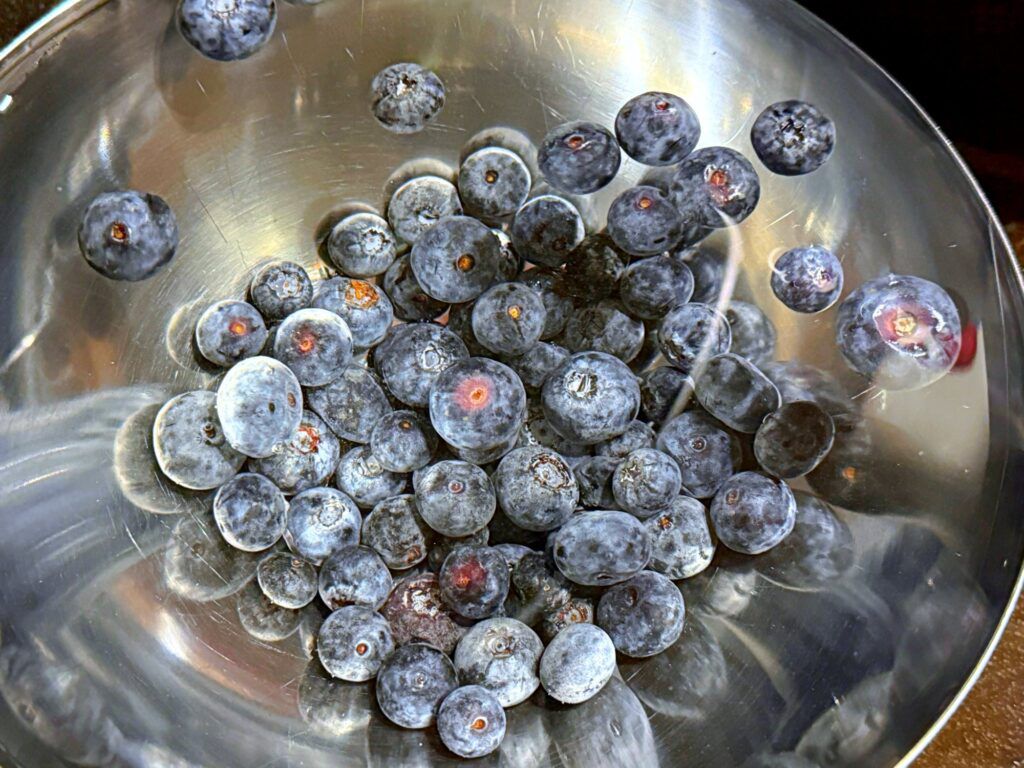 Czy na pewno dobrze myjesz borówki? Sprawdź, zanim znów je zjesz