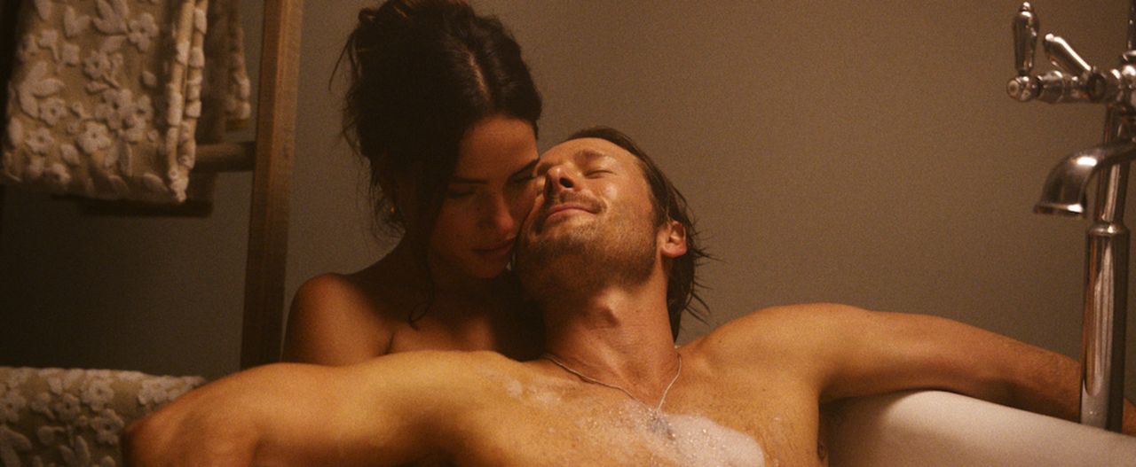 Glen Powell i Adria Arjona w jednej ze scen "Hit Mana"