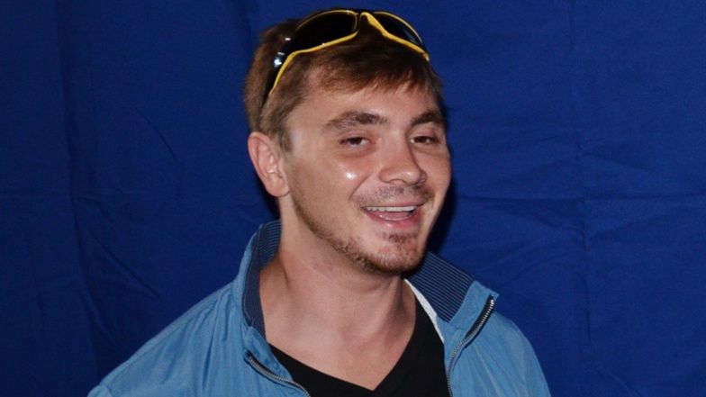 Daniel Martyniuk samotnie "bawi się" na rynku w Białymstoku