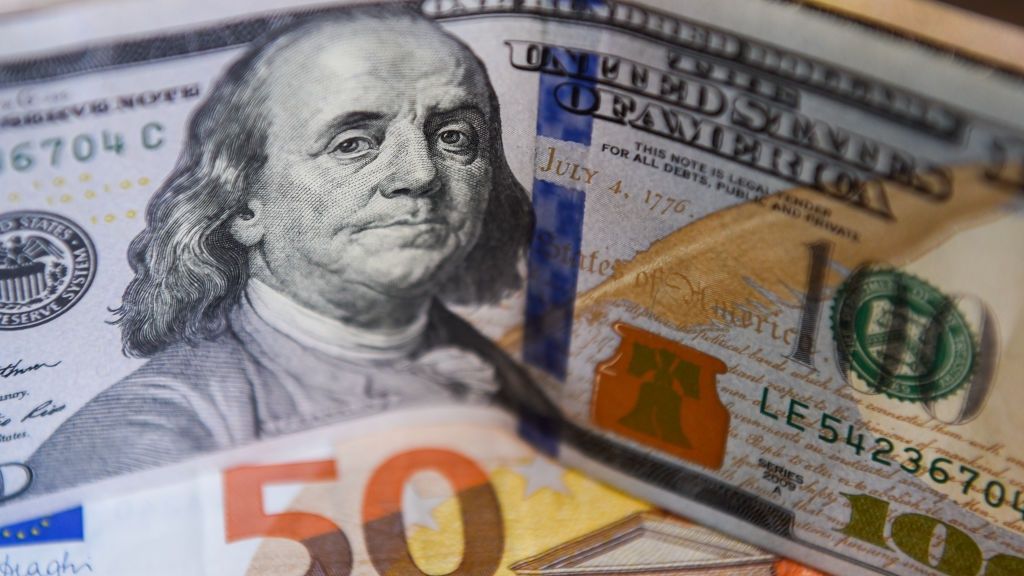 Dolar zyskuje na wartości i jest blisko parytetu z euro