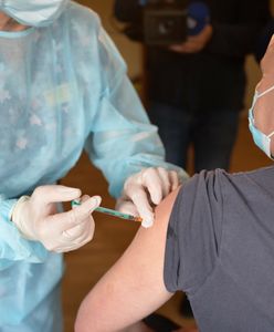 Szczepionka J&J tylko dla wybranej grupy? Ekspert wyjaśnia