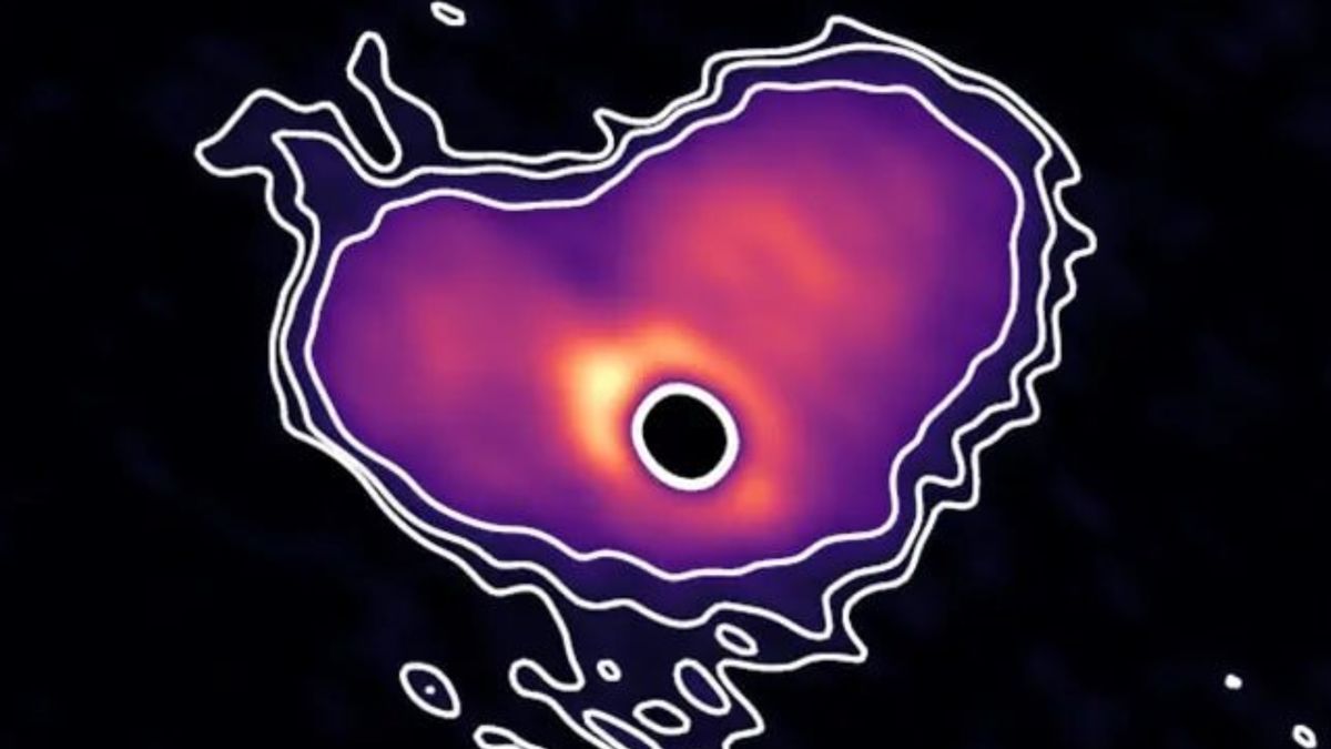 Obłok gazu i pyłu wokół gwiazdy Mira A