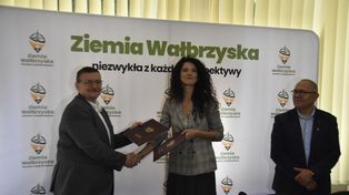 Będzie remont drogi powiatowej w centrum Starych Bogaczowic. Podpisano umowę na rządowe wsparcie