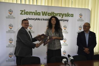Będzie remont drogi powiatowej w centrum Starych Bogaczowic. Podpisano umowę na rządowe wsparcie