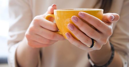 Paznokcie jesień 2020. Jakie wzory i kolory są na czasie? Poznaj najmodniejsze propozycje manicure