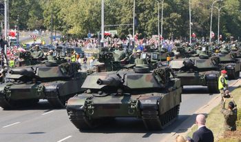 Tak Nawrocki chce finansować zbrojenia. Ekonomista: to do wyobrażenia, ale nie bez ryzyka i kosztów