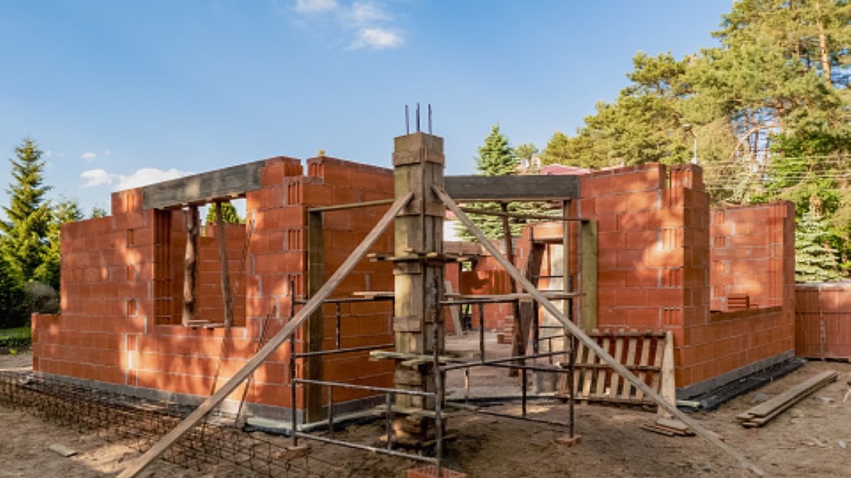 Wybór projektu domu lepiej zacząć od poznania warunków budowy na konkretnej działce 