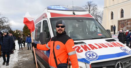Przekonuje, że pandemii nie ma. Jest ratownikiem medycznym