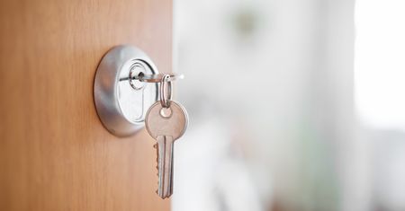 Klucz na noc trzymasz w zamku? Lepiej przestań. Powód?