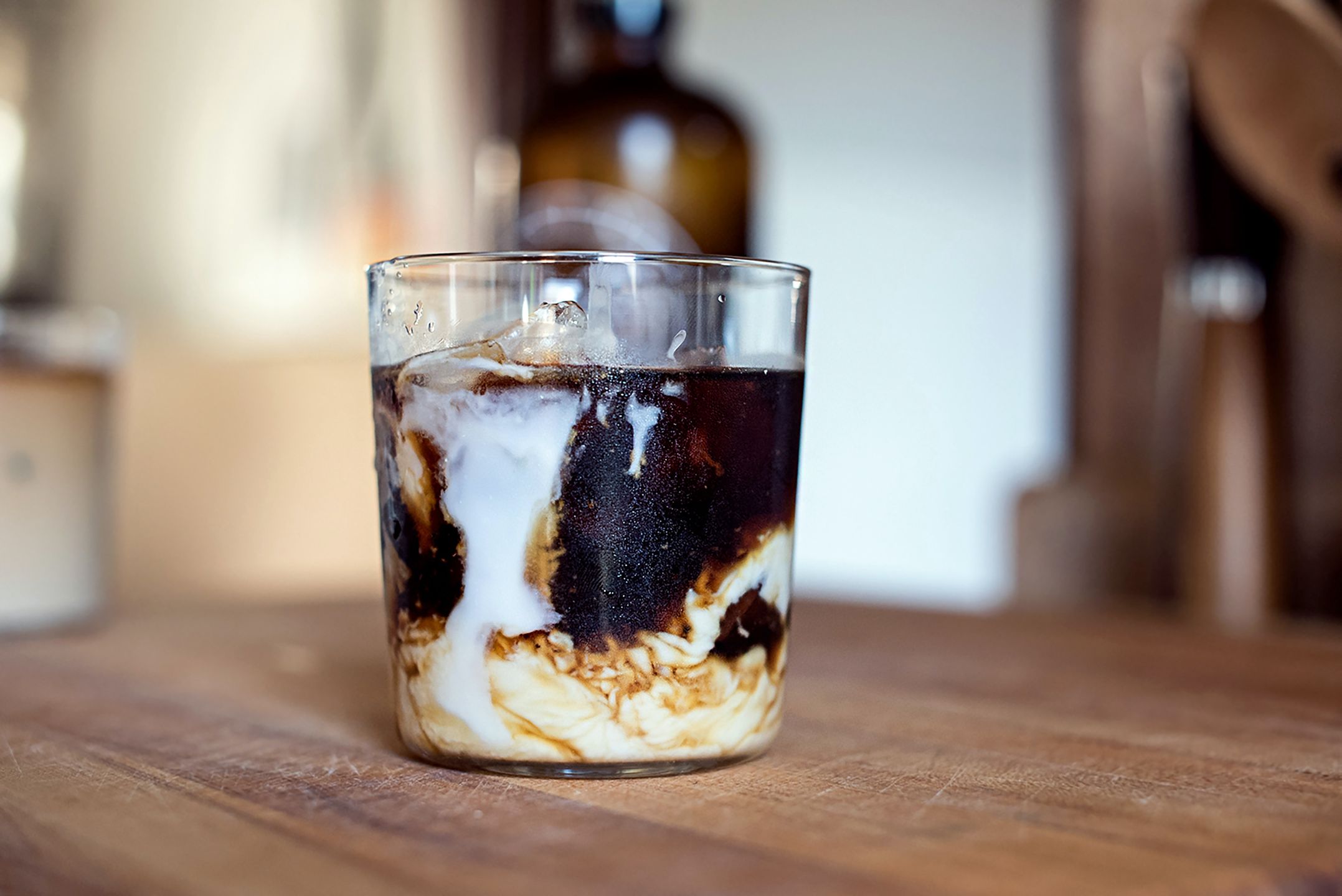 Cold brew podawaj ze słodkim mlekiem.