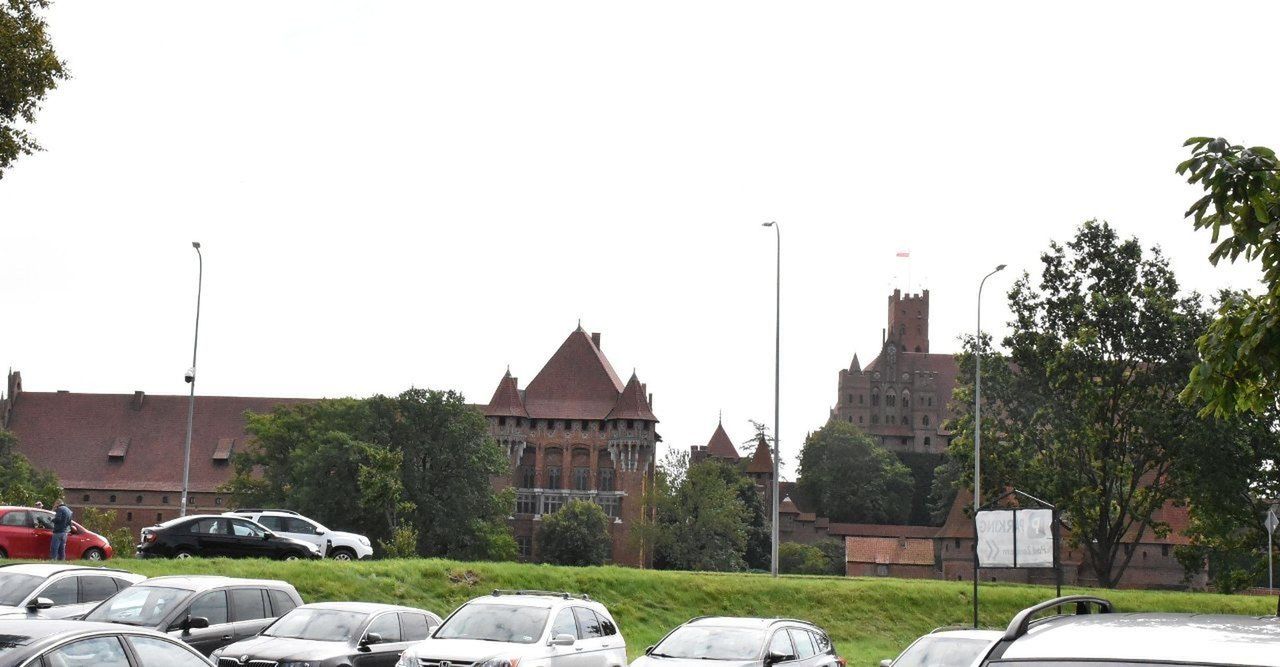 Widok na zamek nikogo nie przyciągnął. Cenna działka w Malborku wciąż do wzięcia
