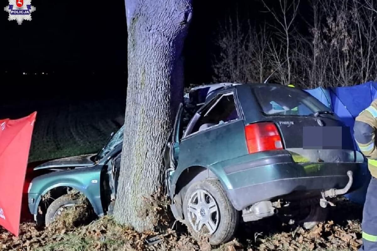 Volkswagen owinął się o drzewo