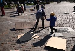 Policja zabrała im kredę, wróciły z rodzicami. Akcja w Krakowie