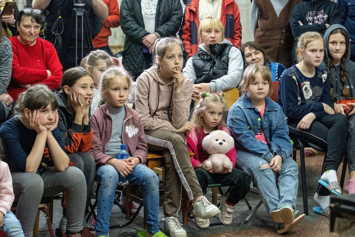 Charków, Ukraina. Na zdjęciu z 28.04.2022 dzieci podczas podczas występu Akademickiego Teatru Lalek na jednej ze stacji metra w Charkowie. Trwa inwazja Rosji na Ukrainę. (sko) PAP/Mykola Kalyeniak