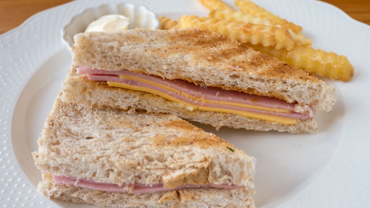 Tost z serem i szynką