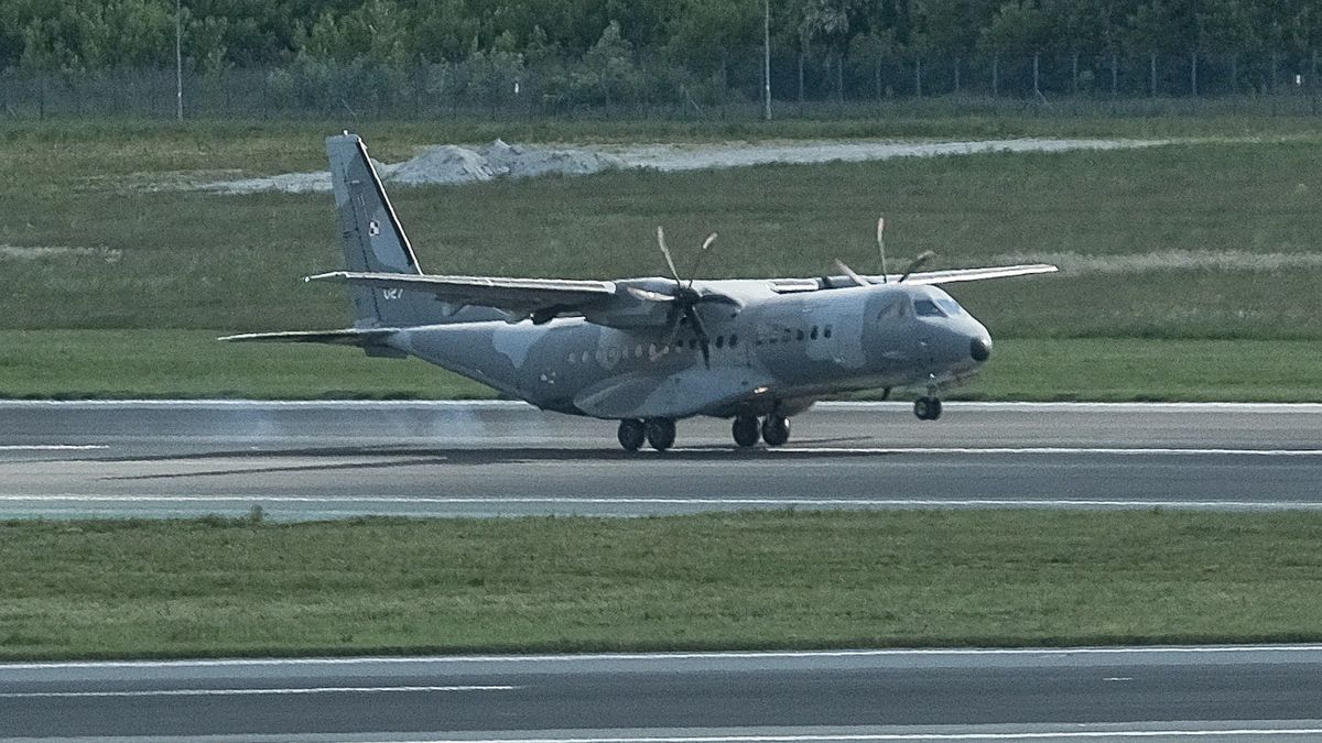 Lądowanie samolotu ze Zbigniewem Stonogą na Okęciu 