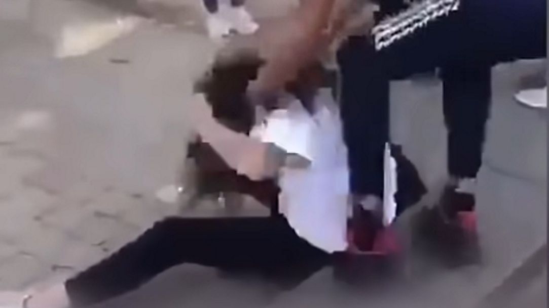 13-latek brutalnie pobił rok starszą uczennicę.