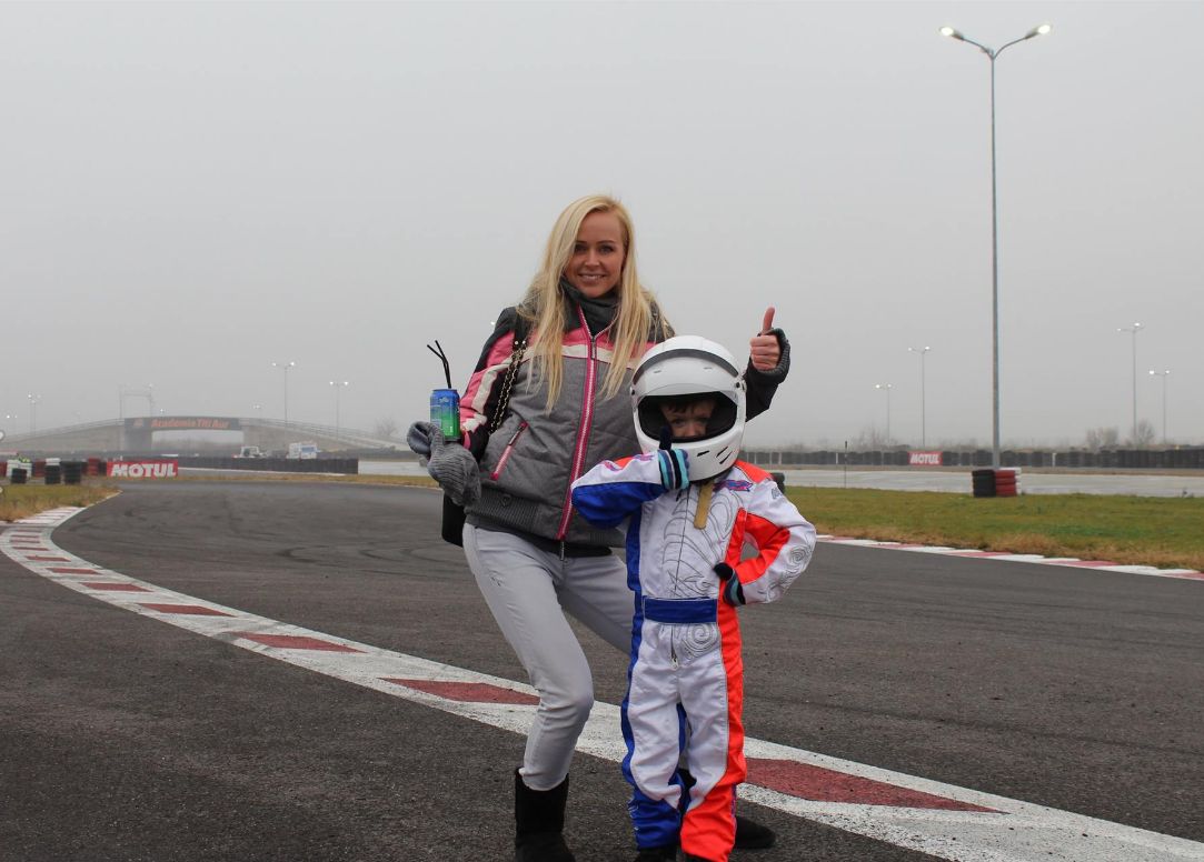 5-letni chłopiec gwiazdą toru kartingowego