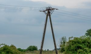 Słupy na prywatnych działkach. TK wydał orzeczenie. Czas na odszkodowania?