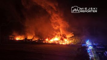 Pożar hali magazynowej pod Warszawą. Blisko 40 zastępów strażackich