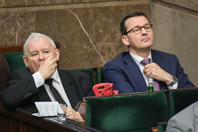 Złoty stoi nad przepaścią. Pierwsze ciosy wymierzyli sami politycy PiS