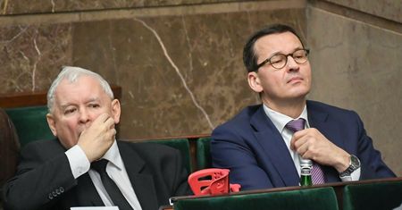 Złoty stoi nad przepaścią. Pierwsze ciosy wymierzyli sami politycy PiS