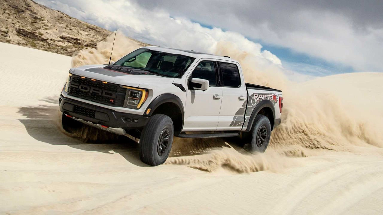 Ford F-150 Raptor R rzuca wyzwanie Ramowi TRX. Ma potężne V8 i jest bardzo skoczny