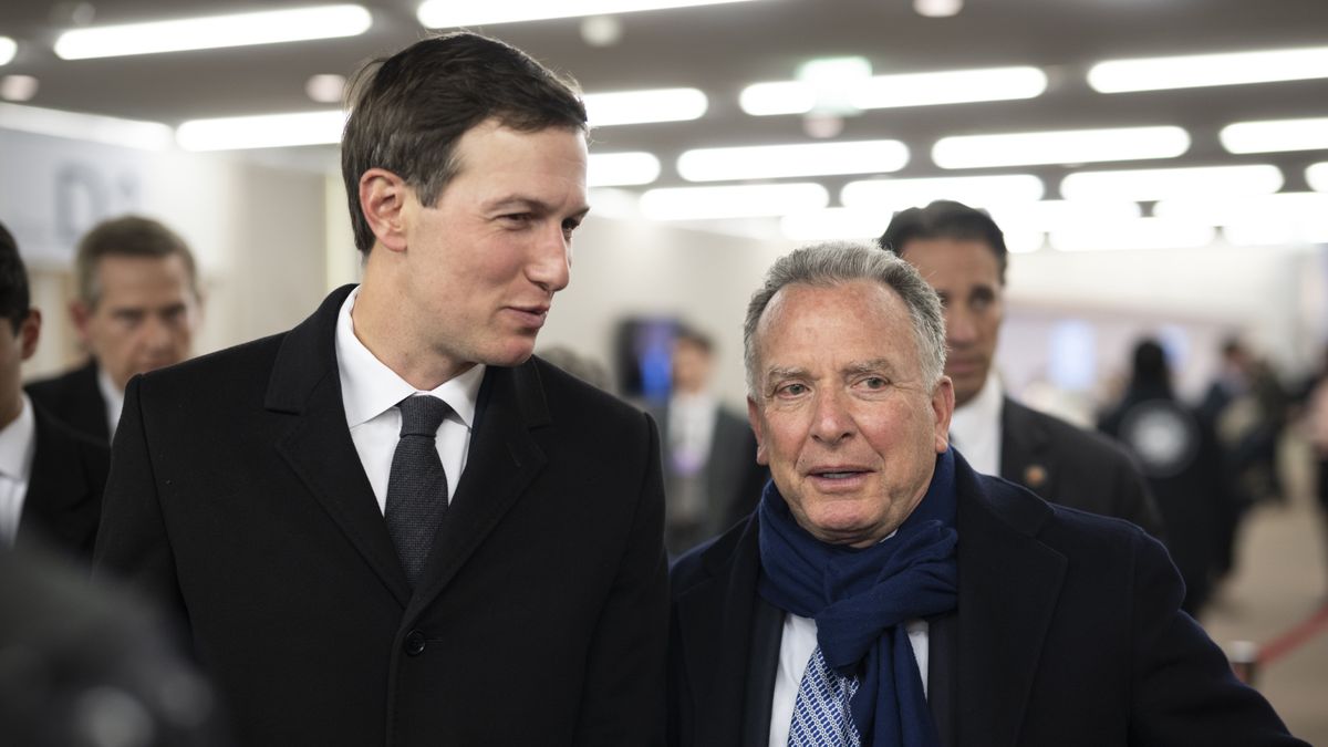 Jared Kushner (L), American Businessman and Steve Witkoff (R), United States Special Envoy to the Middle East and special envoy for peace missions walk in the corridors during the 56th annual meeting of the World Economic Forum (WEF) in Davos, Switzerland, 20 January 2026. The 2026 summit, running from 19 to 23 January and held under the theme 'A Spirit of Dialogue,' brings together global political leaders, corporate executives, and scientists to address international challenges. EPA/GIAN EHRENZELLER Dostawca: PAP/EPA.