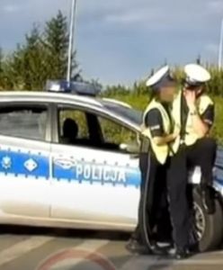 Policjanci przyłapani na służbie. Nagranie hitem w sieci
