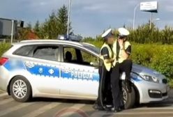 Policjanci przyłapani na służbie. Nagranie hitem w sieci