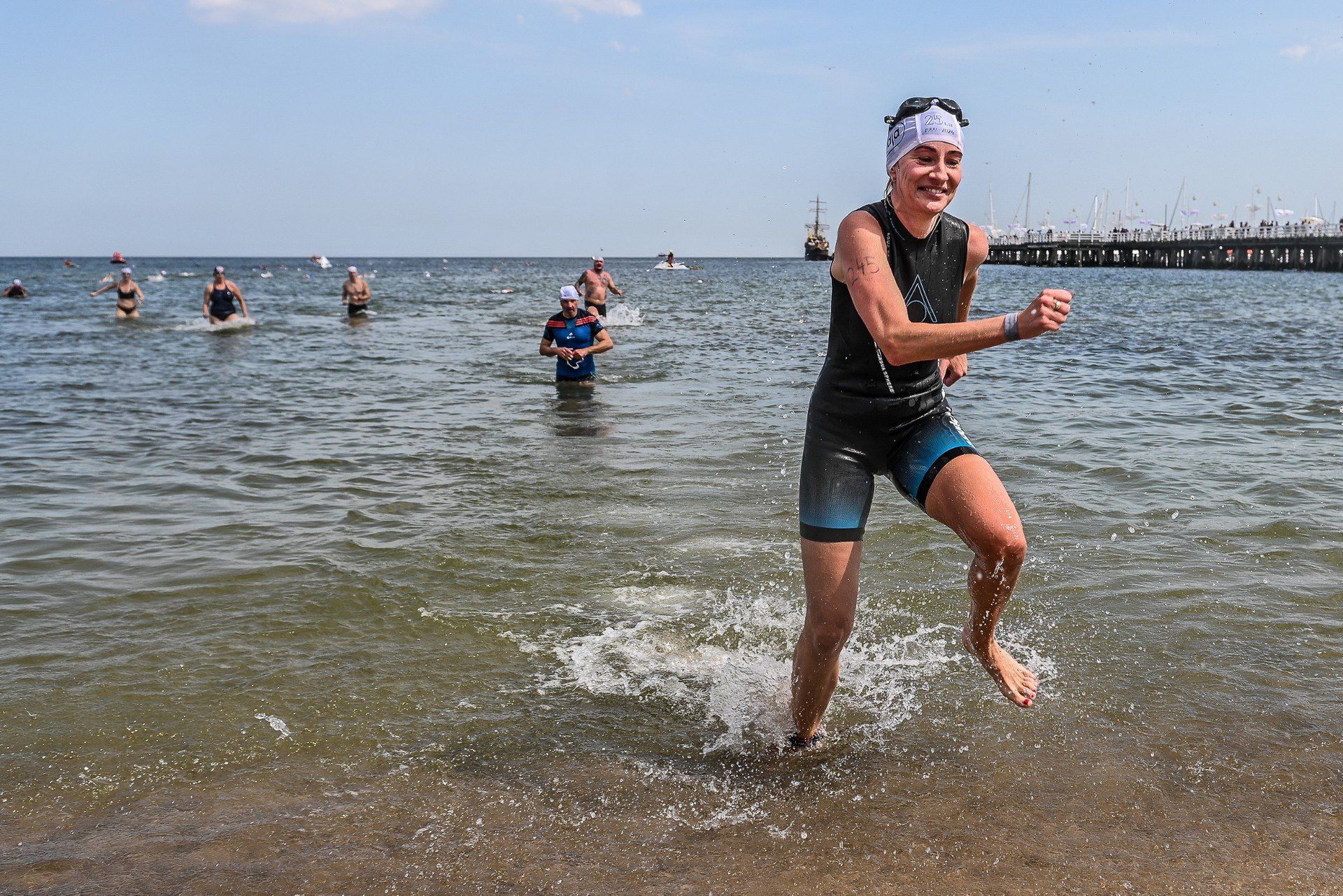 Wyścigi pływackie dookoła mola w Sopocie latem 2025 roku cieszyły się bardzo dużym zainteresowaniem wśród zawodników z całego kraju