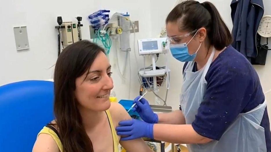 Szczepionka na koronawirusa. Dr. Elisa Granato otrzymała pierwszy zastrzyk
