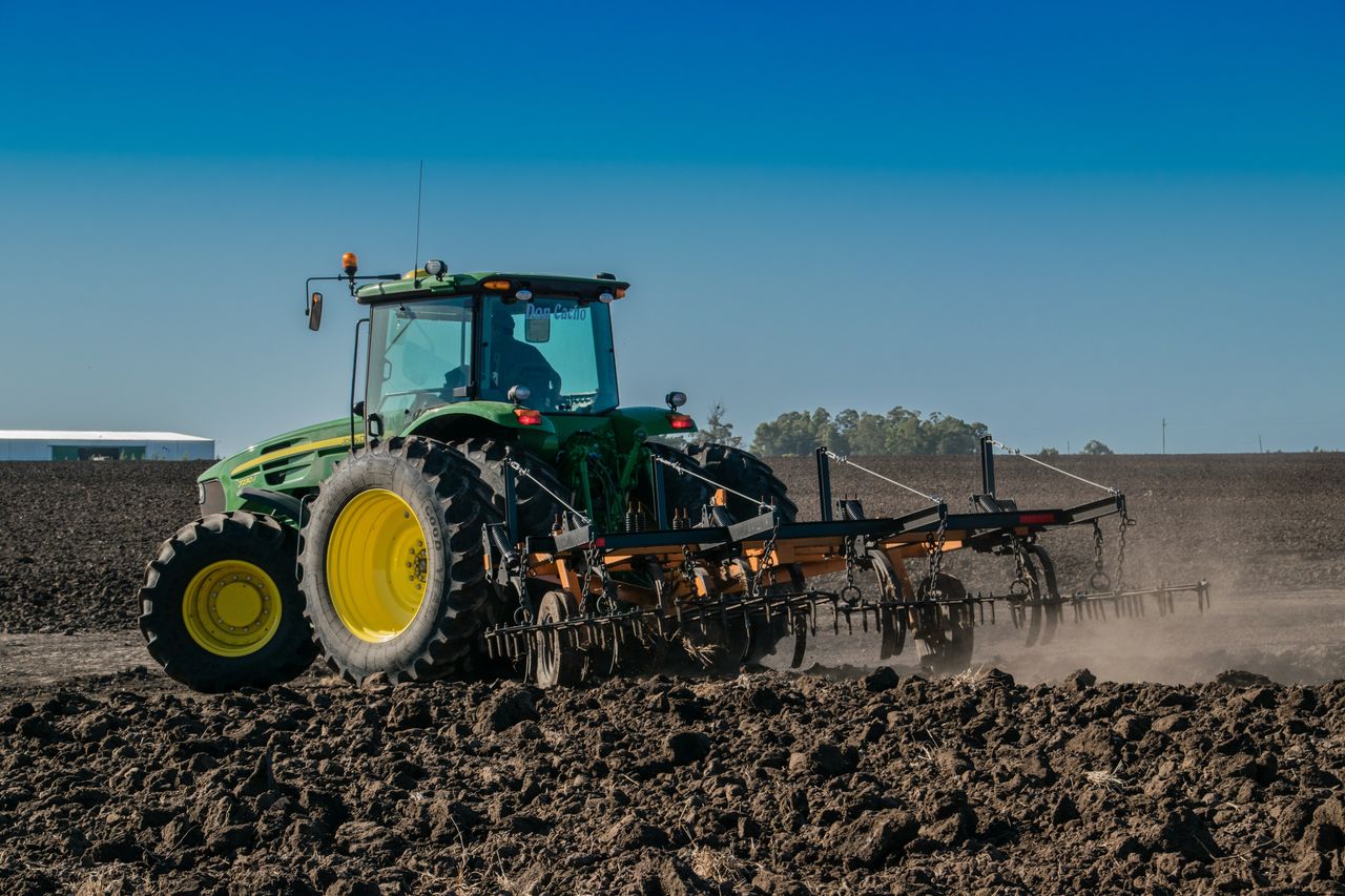 Traktor, ciągnik na polu, rolnik, rolnictwo