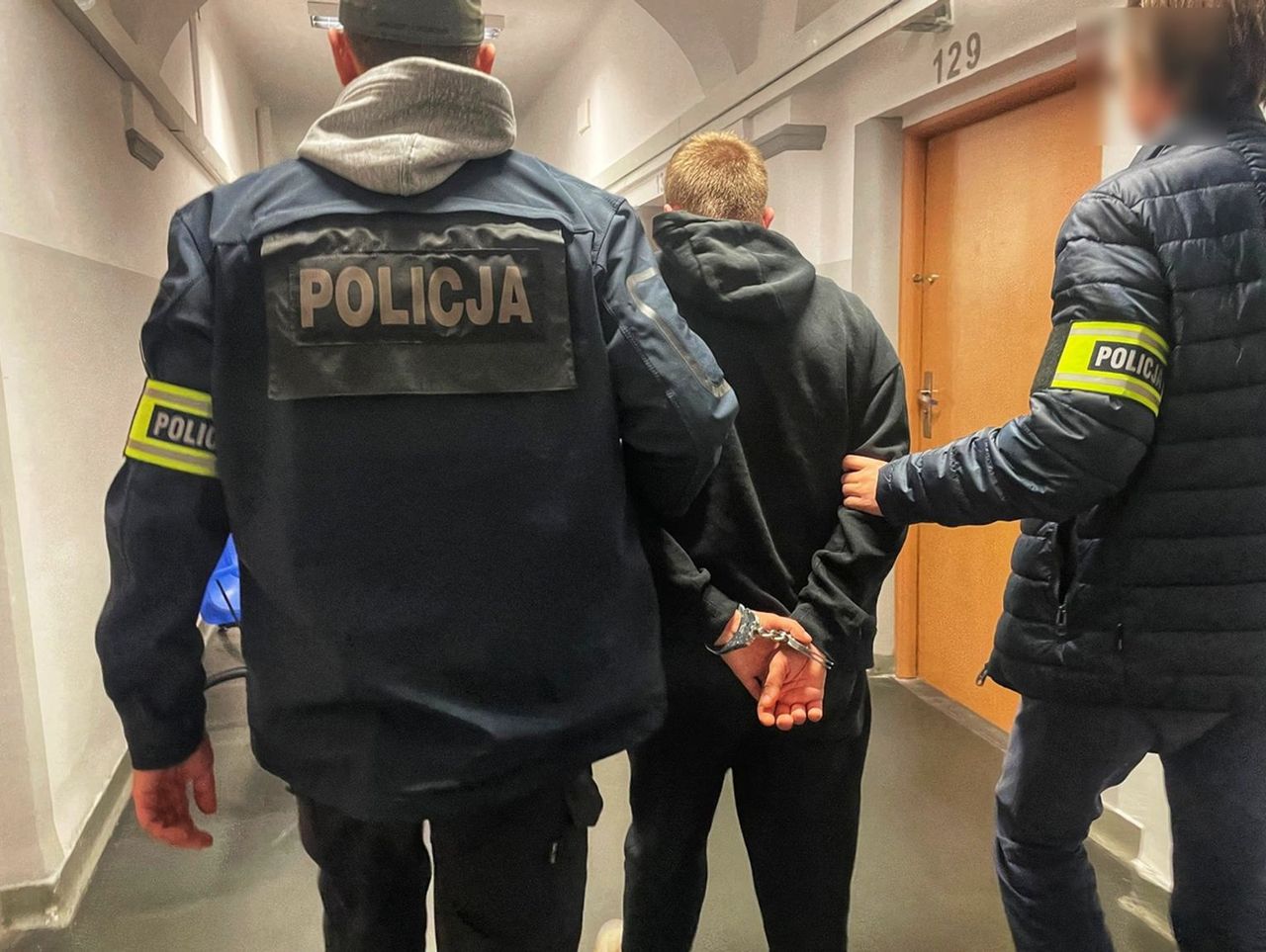 Opole: Policyjny nalot na mieszkanie dilera. 29-latek stracił cały towar i trafił do aresztu na 3 miesiące