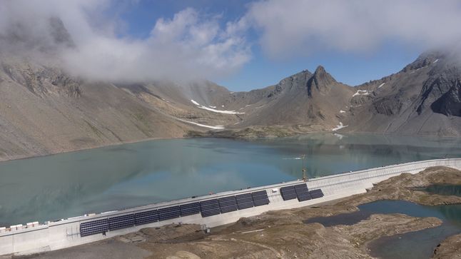 Budowa elektrowni fotowoltaicznej w Alpach.