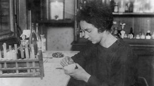 Irène Joliot-Curie. Córka Skłodowskiej i jej niezwykłe życie