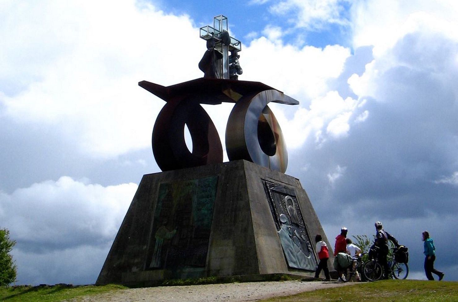 Pomnik Jana Pawła na wzgórzu Monte del Gozo. 