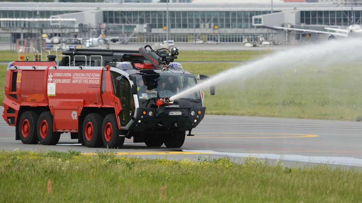 To zarządzający portem lotniczym zatrudnia strażaków. Jest apel do polityków, aby to państwo przejęło na siebie ten obowiązek