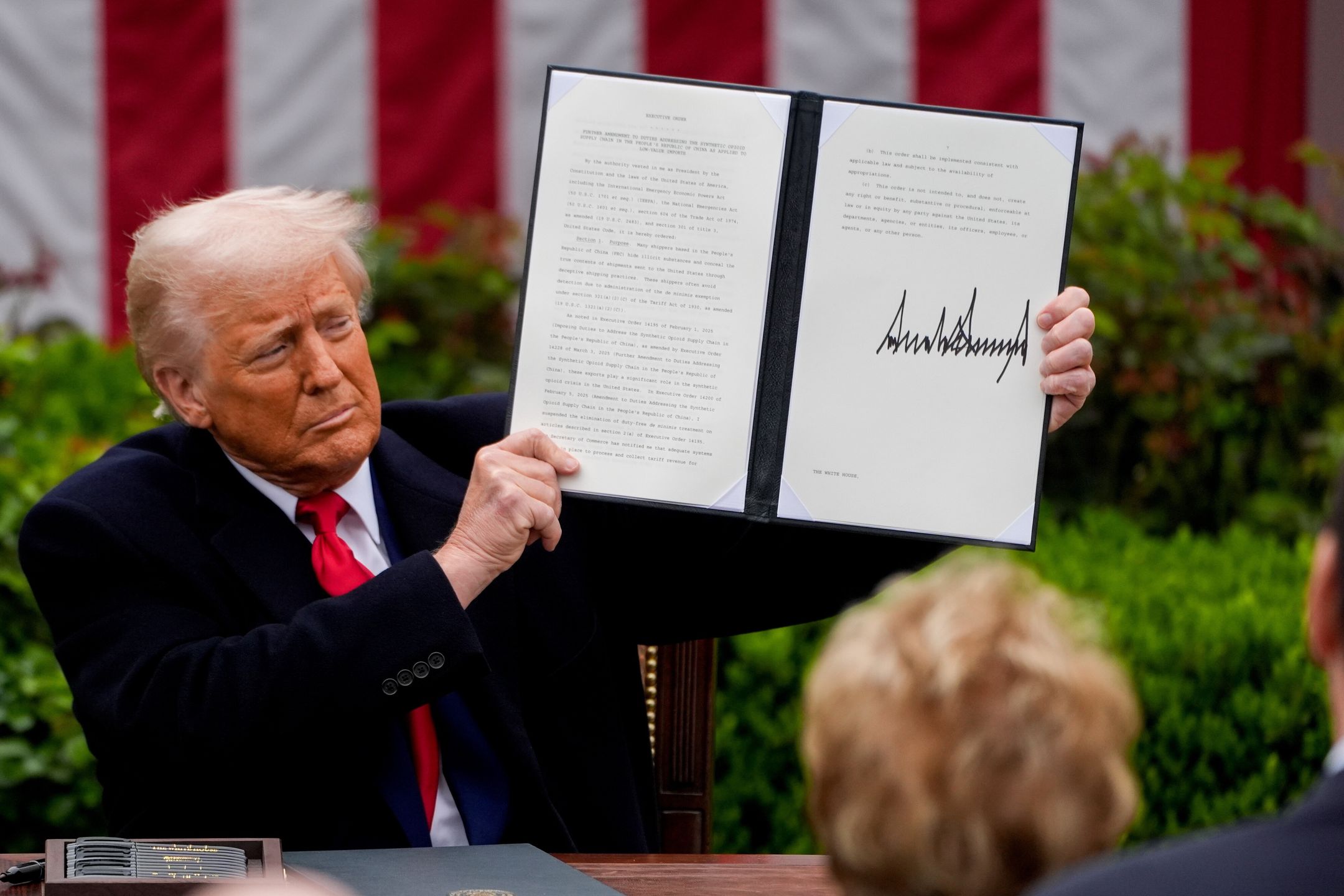 US President Donald Trump US President Donald Trump holds up a signed executive order during a tariff announcement in the Rose Garden of the White House in Washington, DC, USA, 02 April 2025. Trump plans to roll out tariffs on global trading partners, the centerpiece of his effort to bring back manufacturing to the US and reshape a world trade system he has long decried as unfair. Trump has branded the day 'Liberation Day', though most economists expect US consumers to foot the costs. EPA/KENT NISHIMURA / POOL Dostawca: PAP/EPA.