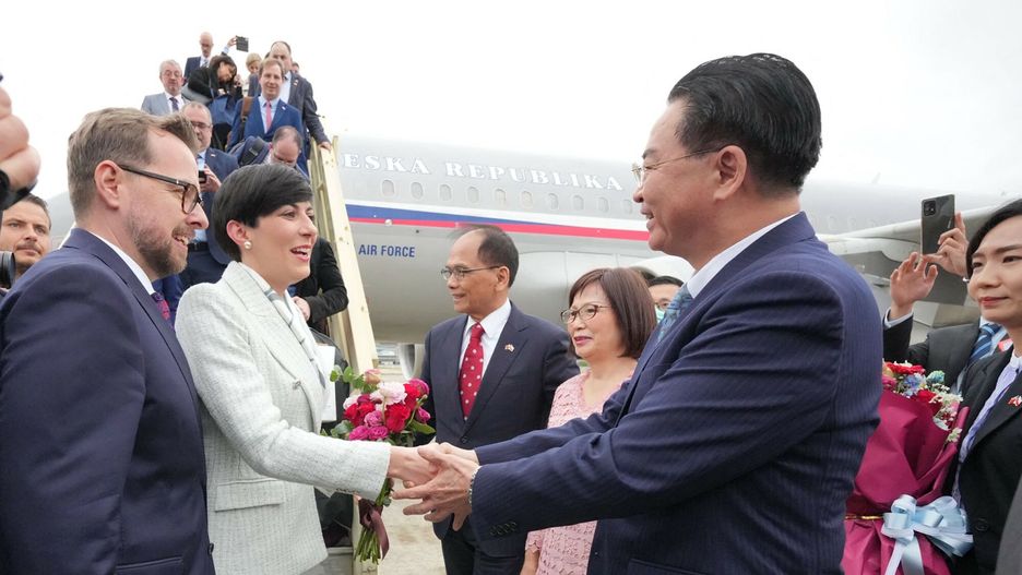 Przewodniczącą czeskiego parlamentu Marketa Pekarova Adamova została powitana przez Ministra Spraw Zagranicznych Tajwanu Josepha Wu po przybyciu na lotnisko Sungshan w Tajpej