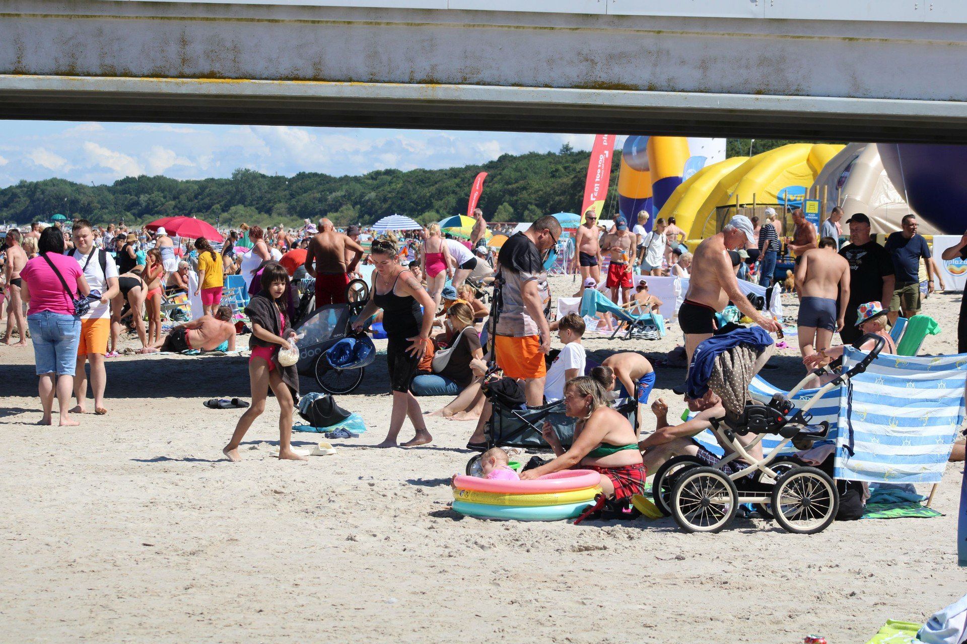 Wakacyjny czwartek na plaży w Kołobrzegu