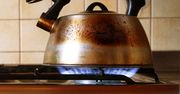 Zwiń w kulkę i potrzyj czajnik. Będzie lśnił jak nowy