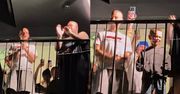 Wzruszające sceny po zakończeniu streama Łatwoganga. Tłumy SKANDOWAŁY przed blokiem (WIDEO)
