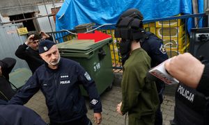Dramat w Ostrołęce. Jakub Z. doprowadzony do prokuratury. Padły pytania o atak