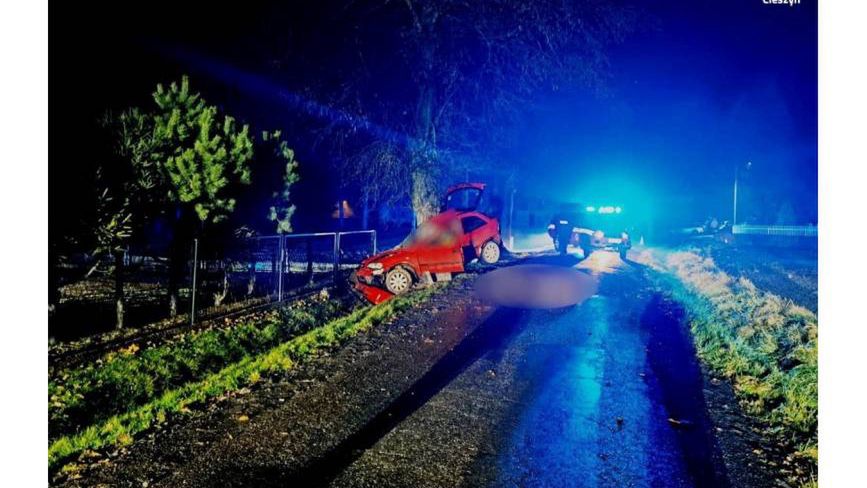Do wypadku doszło przy ulicy Świerkowej w Mnichu. Dwaj mężczyźni, którzy jechali skradzionym chwilę wcześniej oplem, zginęli na miejscu (KPP Cieszyn)