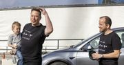 Zaatakowana fabryka Tesli wróciła do działania. Odwiedził ją Elon Musk