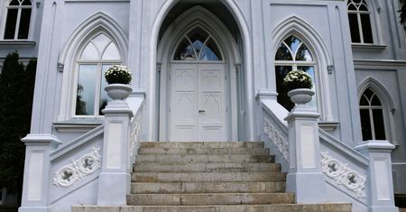 Konserwacja zabytkowej elewacji Świątyni Miłosierdzia i Miłości w Płocku